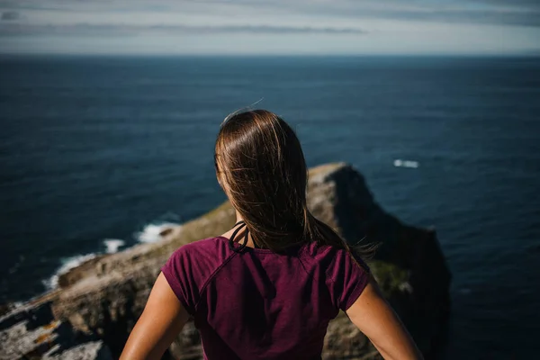 Sırtında Bir Kadın Uçurumdan Denize Bakıyor — Stok fotoğraf