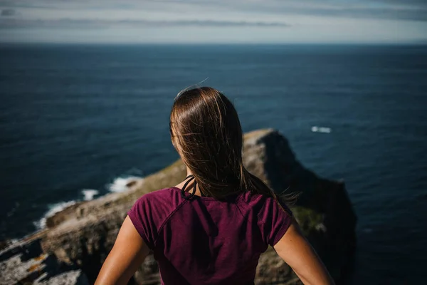 Donna Nella Sua Schiena Guardando Mare Una Scogliera — Foto Stock