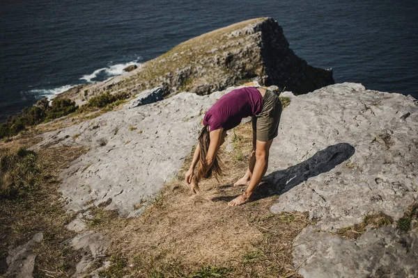 Donna Piegando Schiena Sulla Costa Allungando Ballando — Foto Stock