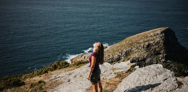 Frau Steht Der Küste Auf Der Spitze Einer Klippe Hintergrund — Stockfoto