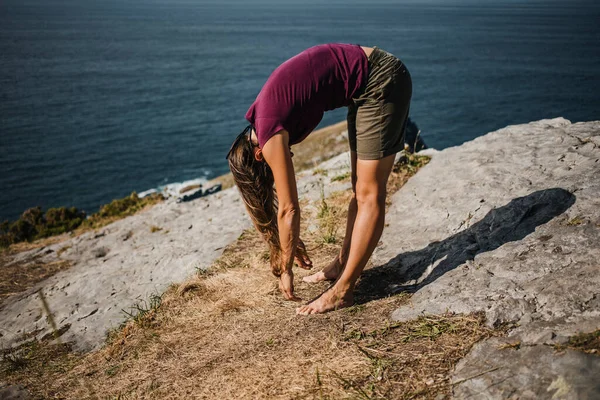 Vrouw Buigt Haar Terug Aan Kust Stretcht Danst — Stockfoto