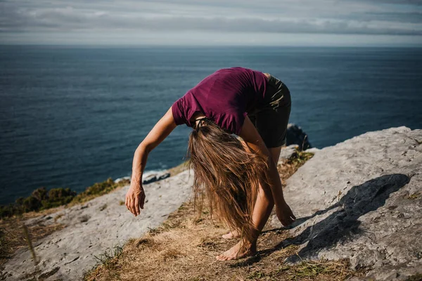 Bir Kadın Sahilde Sırtını Eğiyor Esniyor Dans Ediyor — Stok fotoğraf