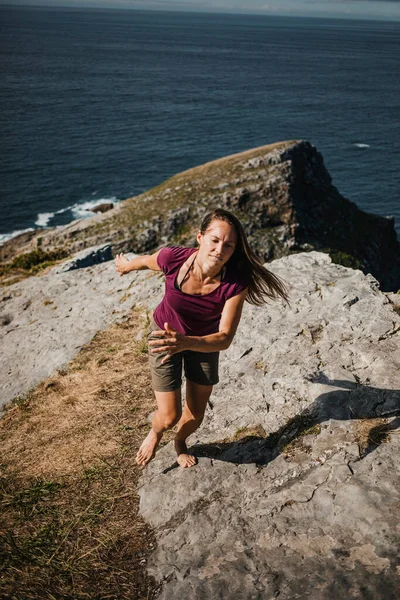 Femme Sautant Courant Devant Une Falaise Avec Océan Arrière Plan — Photo