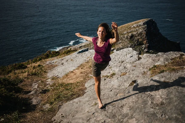 Mujer Saltando Bailando Frente Acantilado Con Océano Fondo —  Fotos de Stock