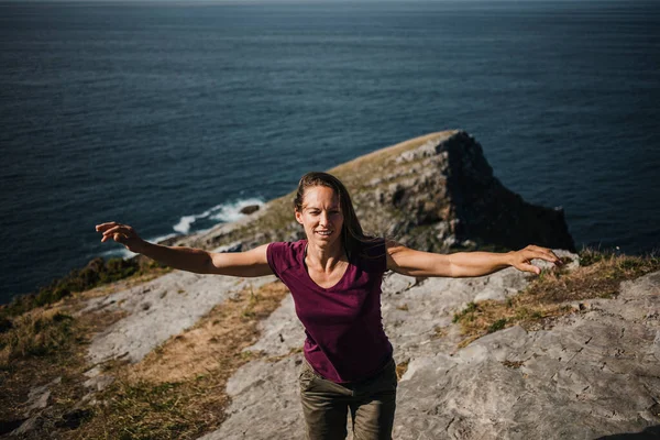 Donna Piedi Sulla Costa Sulla Cima Una Scogliera Con Mare — Foto Stock