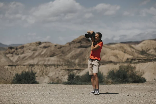 Sportfotografe Fotografeert Tabernas Desert Spanje Een Zonnige Dag Met Een — Stockfoto