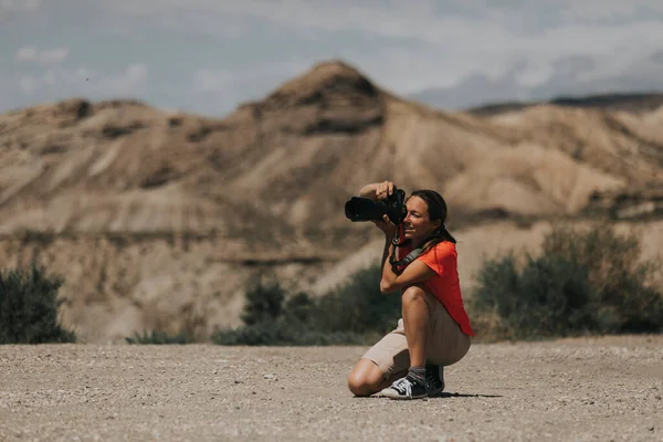 Fotógrafa Deportiva Tomando Fotos Desierto Tabernas España Día Soleado Con — Foto de Stock