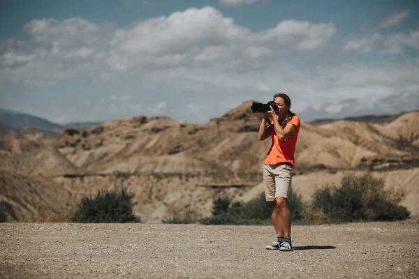 Αθλητική Φωτογράφος Φωτογραφίζει Στην Έρημο Tabernas Της Ισπανίας Μια Ηλιόλουστη — Φωτογραφία Αρχείου