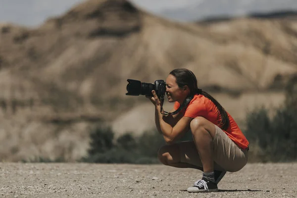 Fotógrafa Deportiva Tomando Fotos Desierto Tabernas España Día Soleado Con — Foto de Stock