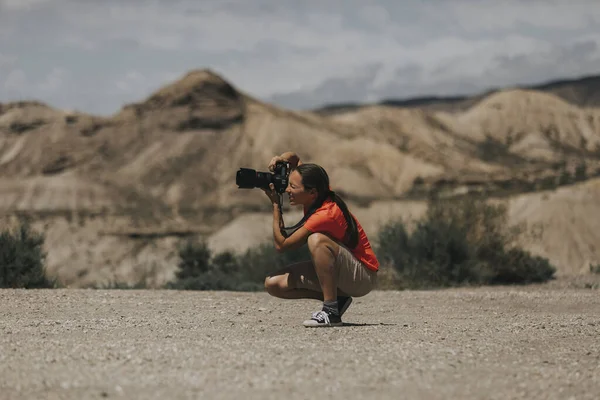 Fotógrafa Deportiva Tomando Fotos Desierto Tabernas España Día Soleado Con — Foto de Stock