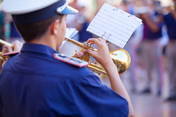 Man playing a trumpet during a concert. — Stock Photo, Image