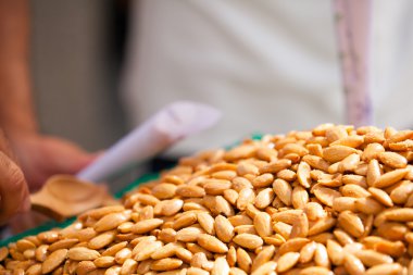 Satış sırasında sunulmakta kızarmış badem