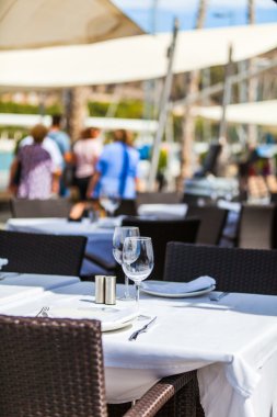 Bir açık hava restoranında servis ayarı