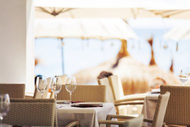 Bir restoran sahilde hazırlanan tabloları