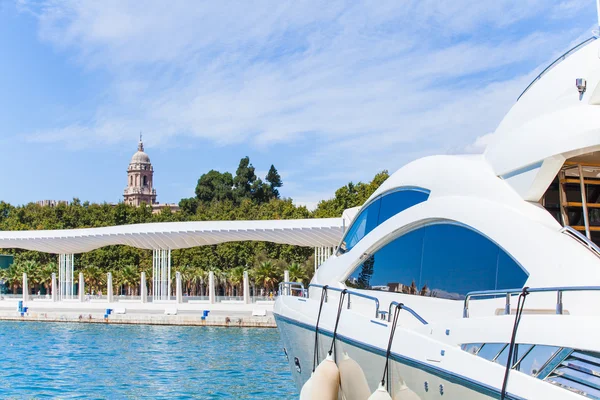 Yacht in de haven van Malaga, met de kathedraal op de achtergrond — Stockfoto