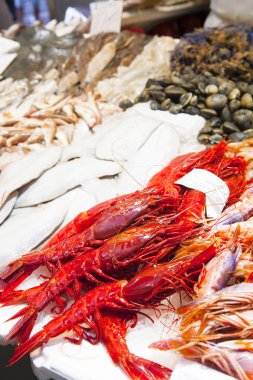 Çiğ deniz ürünleri Market yakın çekim.