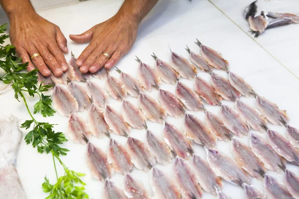 Mani che preparano il pesce per la vendita al mercato del pesce — Foto Stock