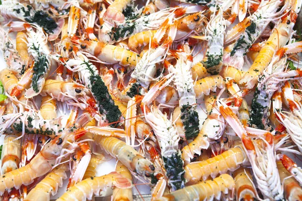Färska havskräftor på fiskmarknaden. — Stockfoto