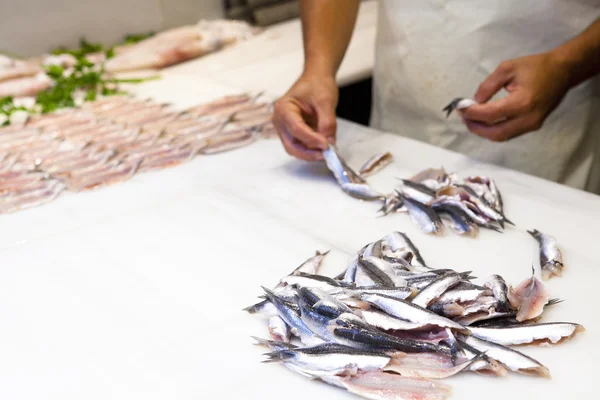 Pesquería preparando pescado para la venta en el mercado de pescado —  Fotos de Stock
