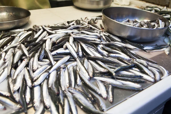 Anchoas frescas en el mercado de pescado . —  Fotos de Stock