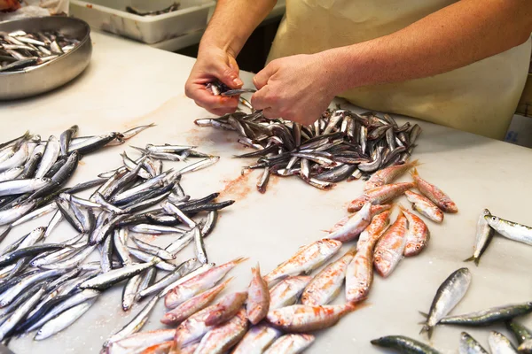 Pesquería preparando pescado para la venta en el mercado de pescado —  Fotos de Stock