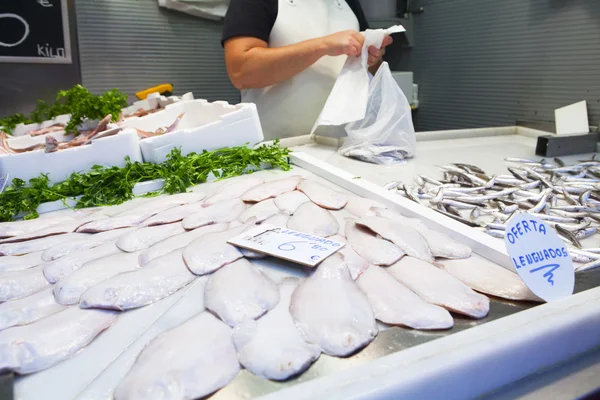 Peces y anchoas de lenguado expuestos en el mercado de pescado . —  Fotos de Stock