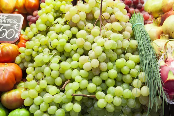 Druiven op de markt voor fruit. — Stockfoto