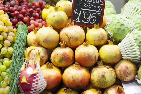 Granaty, winogrona i jabłka kremem na rynku owoców. — Zdjęcie stockowe