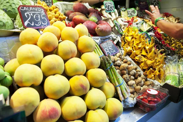 Groenten en fruit op de markt. — Stockfoto