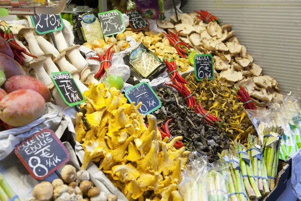 Paddestoelen en vruchten op de markt. — Stockfoto