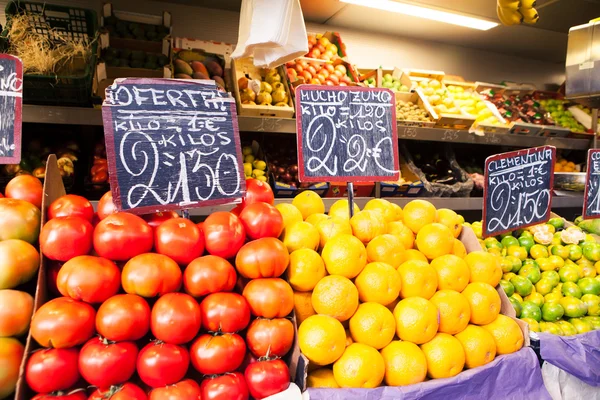 Oranje en tomaten op de markt voor fruit — Stockfoto