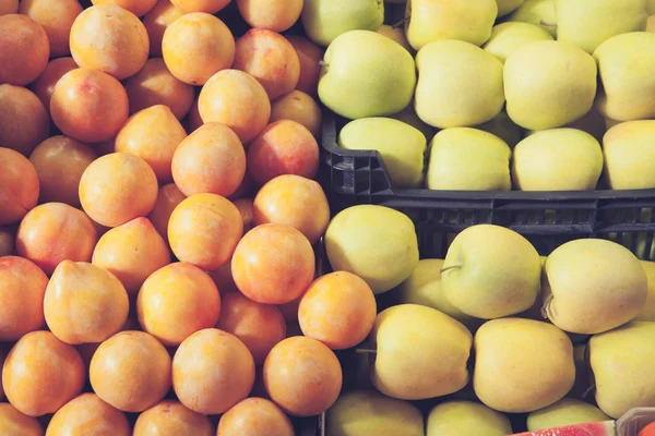 Plommer og gule epler i årgang . – stockfoto