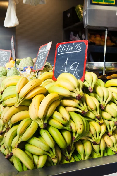 Bananer på fruktmarkedet . – stockfoto