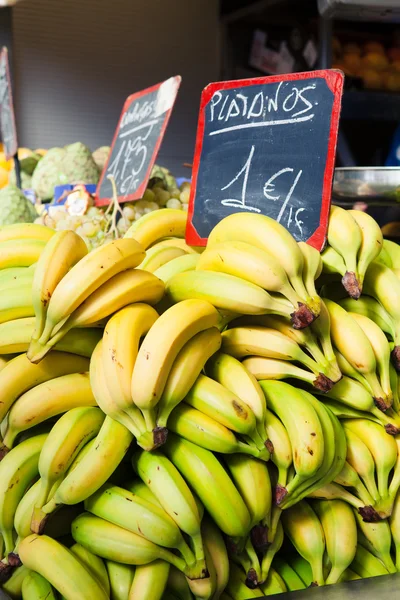 Bananer på fruktmarkedet . – stockfoto
