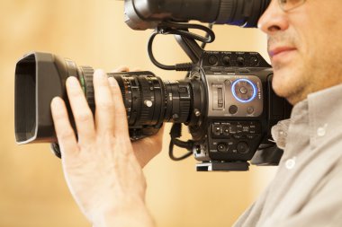 Profesyonel kamera adam. Yakın çekim.