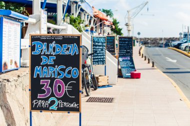 Deniz sahilinde, Andalusia Restoran yönetim kurulu.