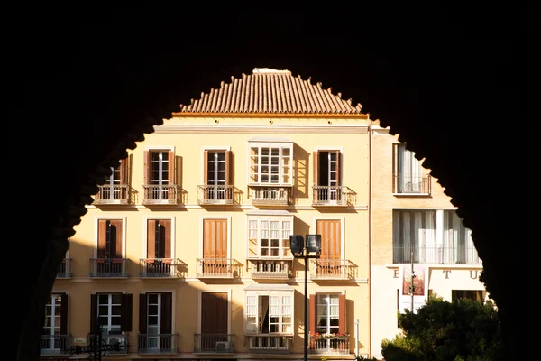 Vista de casas desde alcazaba de Málaga, con arco en sombra — Foto de Stock