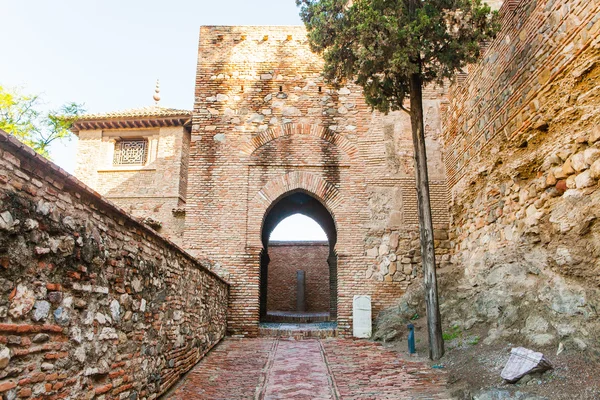 Arco musulmán de Alcazaba de Málaga en Andalucía, España . — Foto de Stock