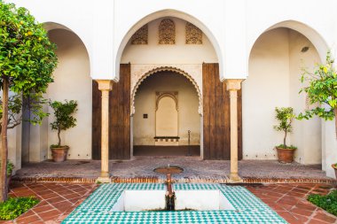 Malaga Alcazaba avlusu.