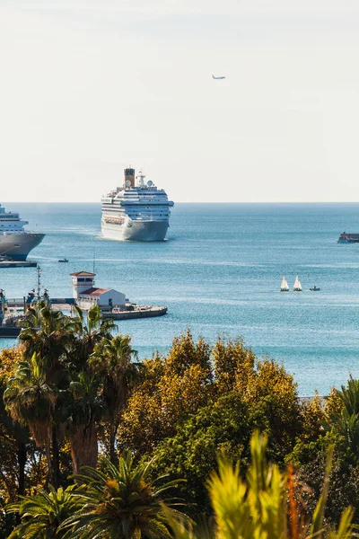 Luxe cruise schip arrivig op poort. — Stockfoto