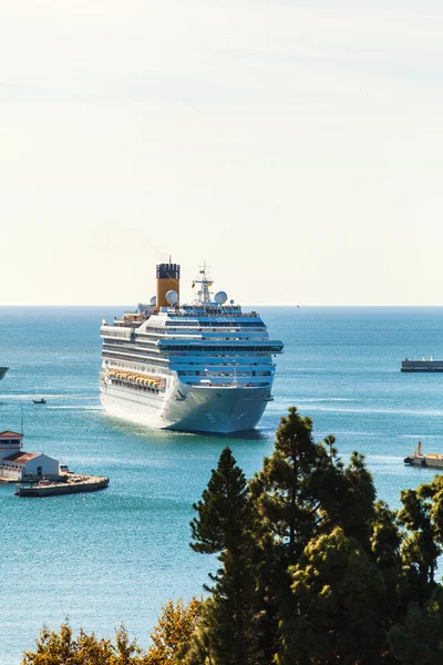 Nave da crociera di lusso in arrivo al porto . — Foto Stock