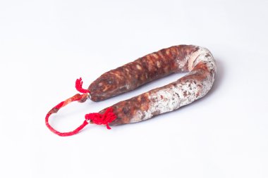 Beyaz zemin üzerine İspanyol chorizo.