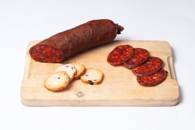 İspanyol chorizo ahşap tahta üzerinde dilimlenmiş.
