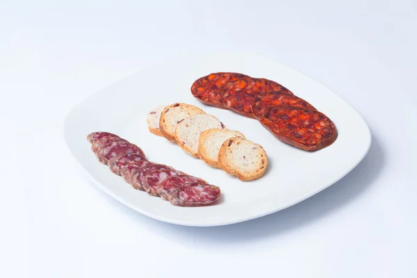 Tapa hiszpański chorizo. Białe tło. — Zdjęcie stockowe