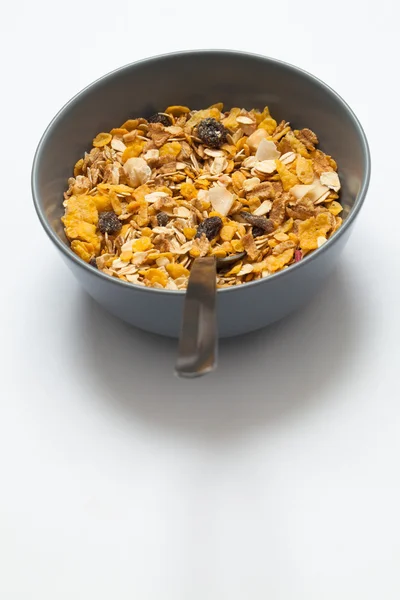 Muesli 그릇 숟가락입니다. 흰색 배경. — 스톡 사진