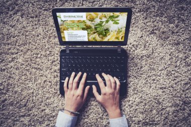 Bir dizüstü bilgisayarda yazarak eller kadın. Pişirme blog üstünde belgili tanımlık perde.