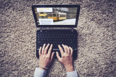 Bir dizüstü bilgisayarda yazarak eller kadın. Seyahat blog üstünde belgili tanımlık perde.