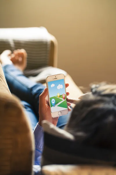 Mujer tocando su teléfono móvil, con gps pista gps en la pantalla . — Foto de Stock