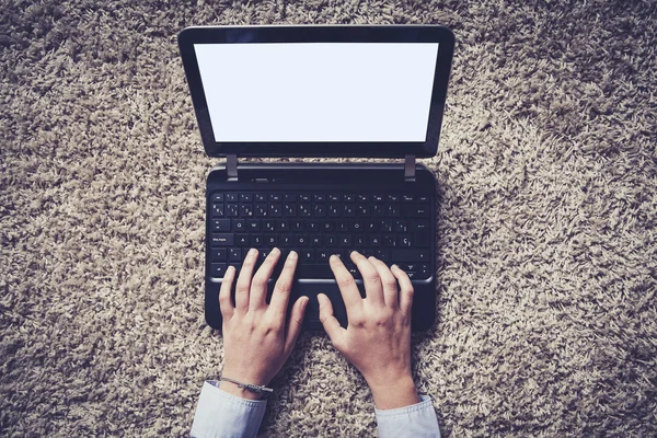 Manos de mujer escribiendo en un ordenador portátil, estilo vintage . — Foto de Stock