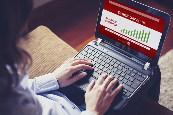 Mulher verificando o equilíbrio por Online Banking . — Fotografia de Stock